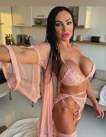 @chrissy_sztanek