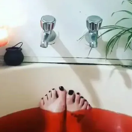 @barefootbatbabe