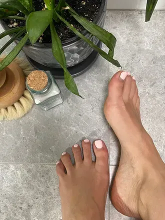 @champagne.toes