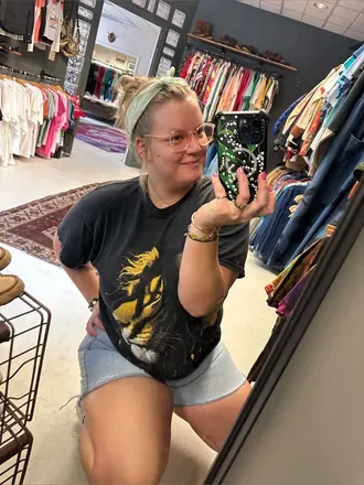 @curvycrissyy