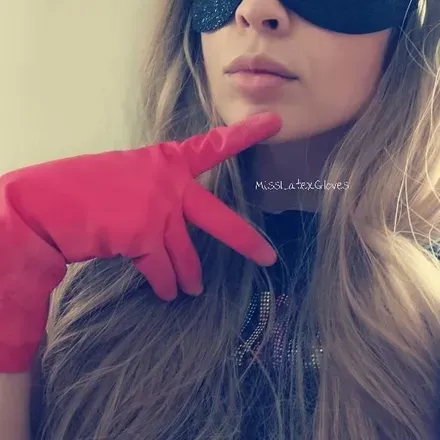 @misslatexgloves