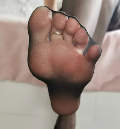 @tiny_nylon_feet