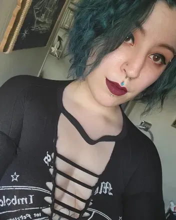 @queen-toxic-peach