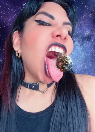 @giantess.debora