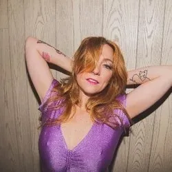 @thealiciaswiz