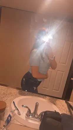 @busty_burnette