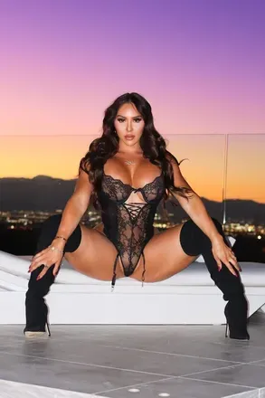 @theresaerika_
