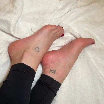 @peachyfootsies