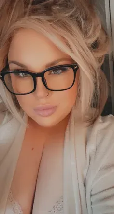 @thecurvybimbobarbie