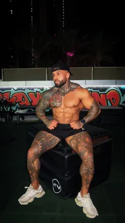 @handsometroyxxl