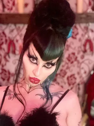 @mistresselura