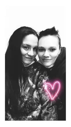 @sexylesbos