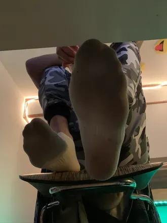 @boyfeetsoxtrample