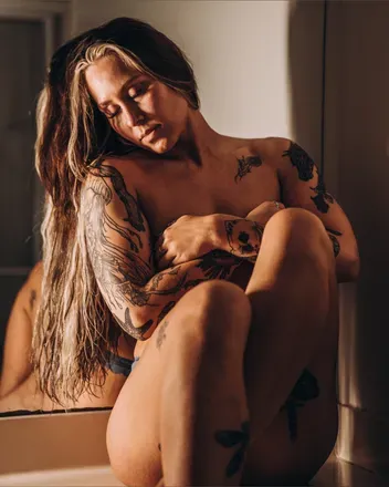 @notblondie