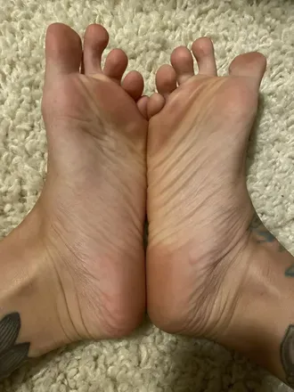 @feetfeetrepeat