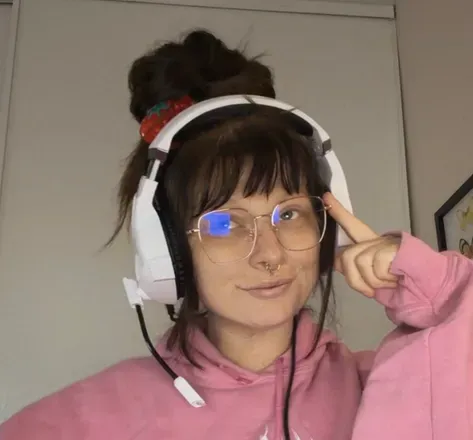 @cheekyellie93