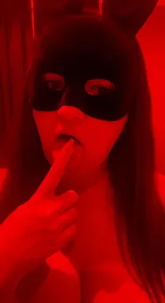 @clawedbrunettebaddie