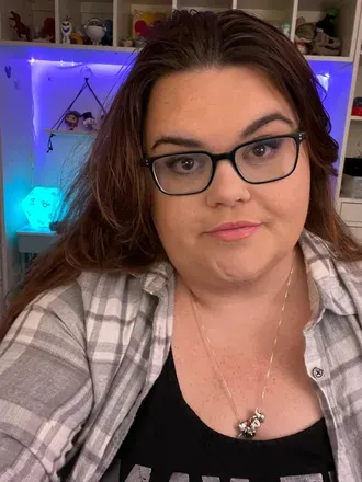 @nerdycurvycutie