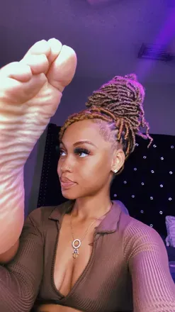 @iamqueenn.goddessfeet