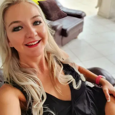 @thehotwifeza